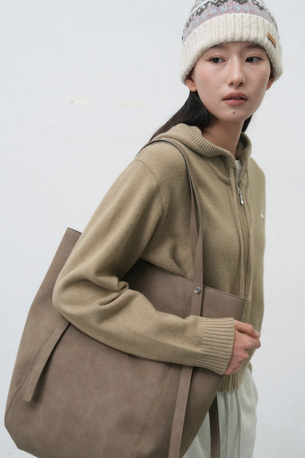 **[25FW] WOMAN 스웨이드 바스켓 숄더백 [2COL] / WBE4L92517**

가을, 겨울 시즌에 어울리는 여성용 스웨이드 바스켓 숄더백입니다. 미니멀하고 클래식한 디자인으로 다양한 스타일 연출에 활용하기 좋습니다. 부드러운 스웨이드 소재와 무지 패턴이 특징이며, 숄더백 형태로 제작되어 일상생활에서 편리하게 사용할 수 있습니다.
