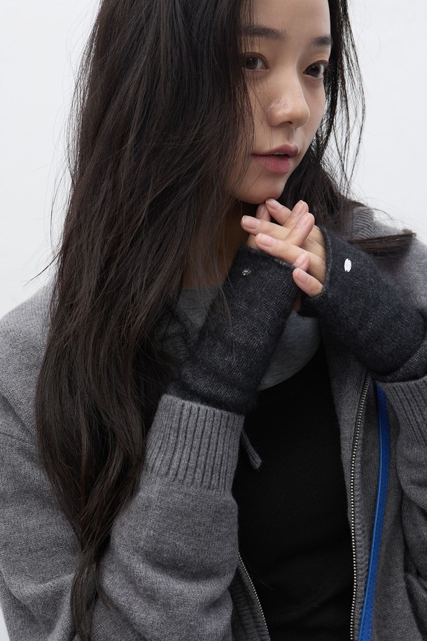 [25FW] 우먼 울 블렌드 니트 핸드 워머는 가을, 겨울철 여성 출근룩에 클래식, 미니멀, 캐주얼 스타일을 더해줄 핸드 워머입니다. 울 블렌드 소재로 제작되어 부드러운 촉감과 두꺼운 두께로 뛰어난 보온성을 제공합니다. 무지 디자인에 그레이 색상으로 어떤 의상에도 잘 어울리며, 다양한 스타일링을 연출할 수 있습니다. 데일리 아이템으로 활용하기 좋으며, 손을 따뜻하게 유지해주는 실용적인 아이템입니다.
