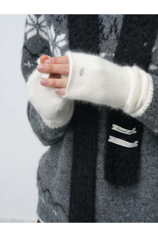 [25FW] WOMAN 울 블렌드 니트 핸드 워머 [4COL] / WBE4L93528은 부드러운 촉감과 두꺼운 두께로 따뜻함을 선사하는 여성용 핸드 워머입니다. 울 소재를 사용하여 보온성을 높였으며, 무지 디자인으로 미니멀, 클래식, 캐주얼 스타일 모두 소화 가능합니다. 손가락이 오픈되어 있어 활동성을 높였으며, 가을과 겨울철 산책룩이나 집콕룩에 활용하기 좋습니다. 화이트 컬러로 다양한 의상에 매치하기 용이합니다.
