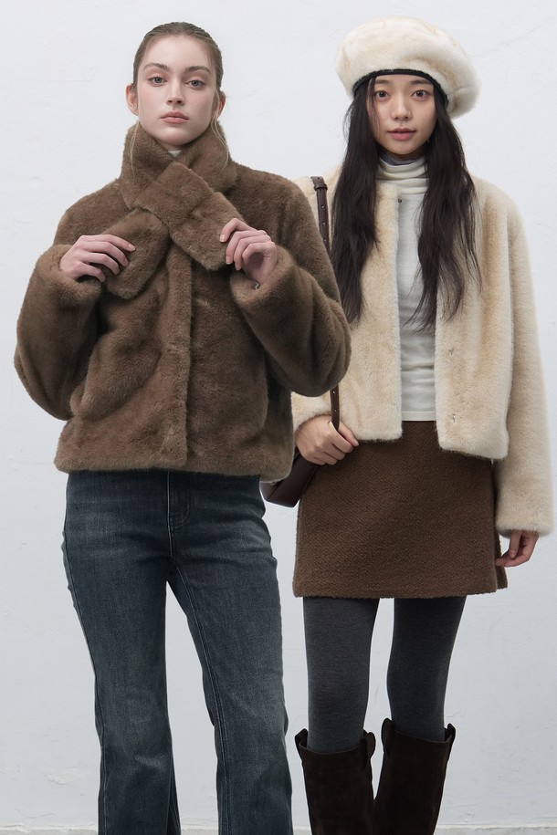 **[25FW] WOMAN 노카라 머플러 페이크 퍼 재킷 [2COL] / WBE4L07536**

우아하고 클래식한 무드의 여성 노카라 페이크 퍼 재킷입니다. 부드러운 촉감의 두꺼운 페이크 퍼 소재로 제작되어 가을과 겨울 시즌에 따뜻하게 착용할 수 있습니다. 레귤러핏으로 편안하게 착용 가능하며, 오픈 스타일의 여밈과 머플러 디테일이 특징입니다. 베이지와 브라운 두 가지 컬러로 출시되어 데이트룩, 모임룩, 연말 모임룩 등 다양한 TPO에 활용 가능합니다. 미니멀하면서도 세련된 스타일을 연출하기 좋습니다.
