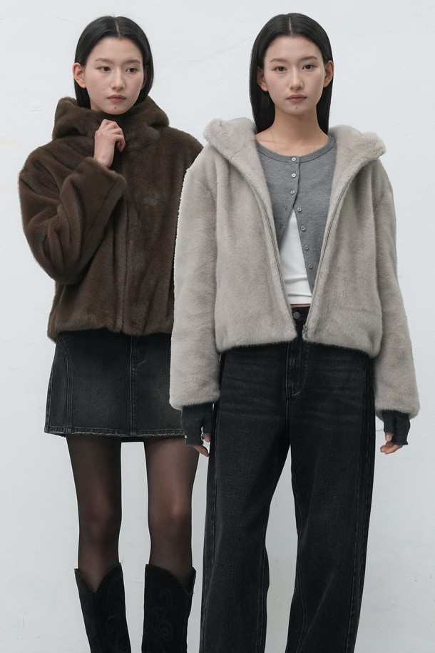 **[25FW] WOMAN 하이넥 페이크 퍼 후드 집업 [2COL] / WBE4L07538**

부드러운 촉감의 페이크 퍼 소재로 제작된 여성용 하이넥 후드 집업입니다. 브라운과 베이지 두 가지 색상으로 출시되어 다양한 스타일 연출이 가능합니다. 캐주얼한 무드의 무지 디자인으로, 가을과 겨울에 따뜻하게 착용할 수 있습니다. 레귤러핏 크롭 기장으로 편안함과 스타일리시함을 동시에 만족시킵니다. 긴 소매와 두꺼운 두께감으로 보온성을 높였습니다.
