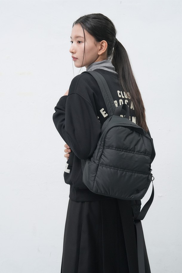 25FW WOMAN 패디드 미니 백팩 [2COL] / WBE4L92514는 여성들을 위한 미니 사이즈 백팩입니다. 나일론 소재의 무지 디자인으로, 패딩 디테일이 돋보이는 사각 형태의 백팩입니다. 블랙 색상으로 출시되었으며, 지퍼형 잠금 방식으로 내용물을 안전하게 보관할 수 있습니다. 미니멀, 캐주얼, 시크 스타일을 추구하는 분들께 추천하며, 출근룩에도 잘 어울립니다. 일상생활에서 간편하게 사용할 수 있는 실용적인 가방입니다.
