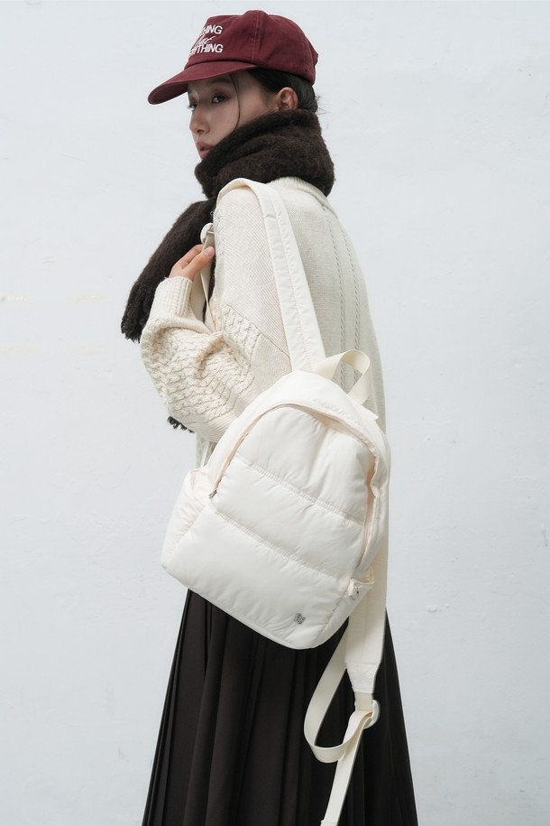 [25FW] WOMAN 패디드 미니 백팩 [2COL]는 여성용 미니 백팩입니다. 나일론과 폴리에스테르 소재로 제작되었으며, 숄더 스트랩과 지퍼형 잠금 방식으로 편의성을 높였습니다. 넉넉한 수납 공간과 패딩 디자인으로 캐주얼하고 미니멀한 스타일을 연출할 수 있습니다. 무지 디자인에 사각 모양으로 제작되어 데일리 백으로 활용하기 좋습니다. 일상생활에서 가볍게 멜 수 있는 실용적인 백팩입니다.