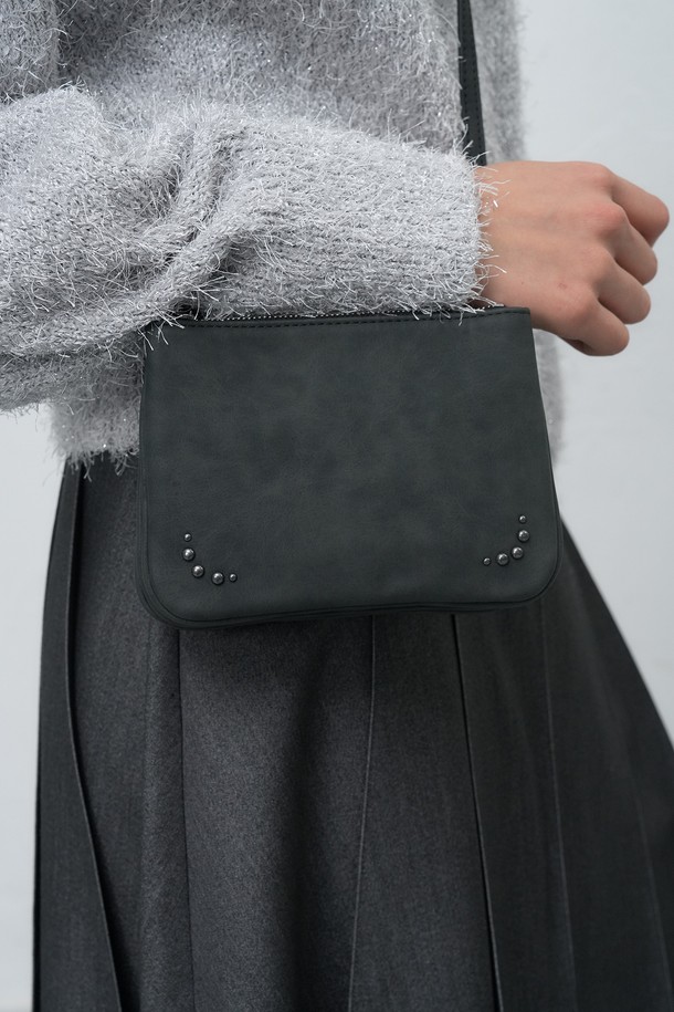 [25FW] WOMAN 아코디언 크로스 백 [3COL] / WBE4L92524는 여성용 크로스백입니다. 미니멀한 스타일과 클래식한 무드를 선호하는 분들께 적합하며, 블랙, 핑크, 블루 3가지 색상으로 제공됩니다. 아코디언 디자인이 특징이며, 무지 패턴의 사각 가방 형태로 제작되었습니다. 일상생활에서 활용하기 좋은 실용적인 아이템입니다.