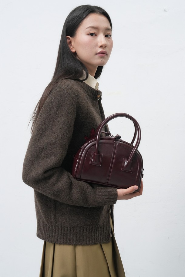 세련된 여성의 스타일을 완성해 줄 [25FW] WOMAN 라운드 미니 토트백입니다. 부드러운 합성가죽 소재로 제작되었으며, 라운드 디자인과 사각 쉐입이 조화롭게 어우러져 클래식, 미니멀, 시크한 분위기를 연출합니다. 데이트룩, 모임룩 등 다양한 TPO에 활용하기 좋으며, 미니멀한 사이즈에 지퍼형 잠금 방식으로 소지품을 안전하게 보관할 수 있습니다. 와인 컬러가 세련된 무드를 더하며, 핸들 디자인으로 실용성을 높였습니다.
