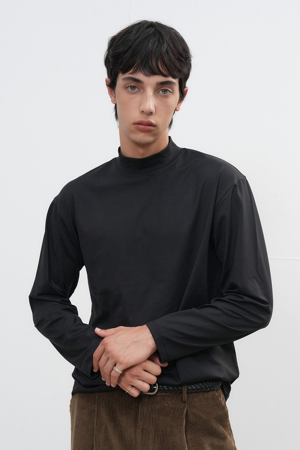 [25FW] MAN 히트젯 하프넥 티셔츠는 남성용 티셔츠로, 가을과 겨울에 따뜻하게 착용할 수 있습니다. 히트젯 기능성 원단을 사용하여 발열 및 보온 기능을 제공하며, 두꺼운 두께감으로 추운 날씨에도 든든합니다. 하프넥 디자인과 레귤러핏으로 미니멀, 클래식, 캐주얼 스타일을 연출하기 좋고, 출근룩으로도 활용 가능합니다. 블랙 컬러의 무지 디자인으로 다양한 하의와 쉽게 매치할 수 있으며, 부드러운 촉감이 특징입니다.
