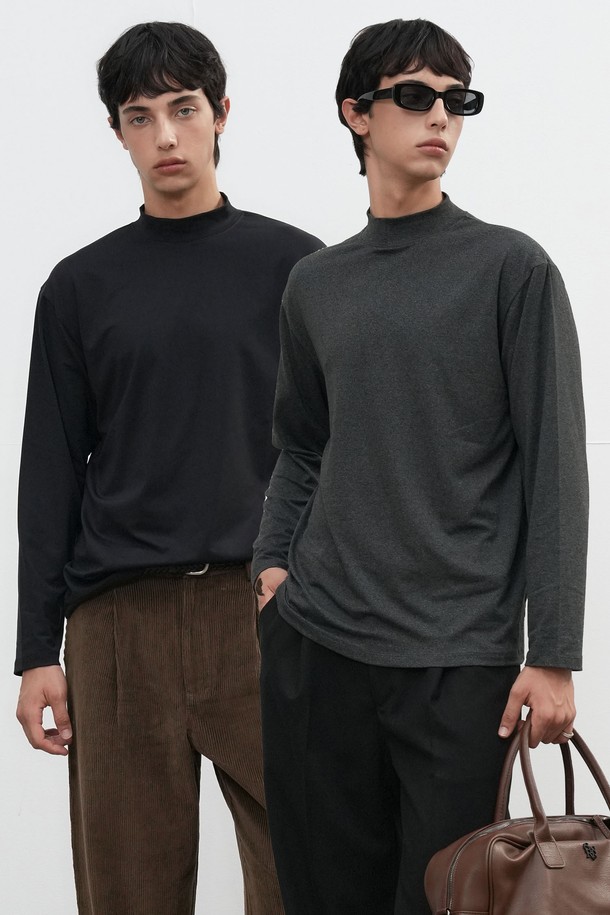 25FW MAN 히트젯 하프넥 티셔츠는 가을, 겨울 시즌에 어울리는 남성용 티셔츠입니다. 블랙, 그레이 두 가지 색상으로 출시되었으며, 베이직하고 미니멀한 스타일을 추구합니다. 하프넥 디자인에 긴소매, 레귤러핏으로 제작되었으며, 두꺼운 두께감으로 보온성을 높였습니다. 히트젯 기능성 소재를 사용하여 발열 및 보온 기능을 제공하며, 출근룩, 미니멀, 클래식, 캐주얼 스타일을 연출하기 좋습니다. 부드러운 촉감이 특징인 무지 티셔츠입니다.
