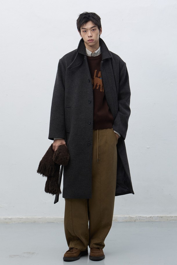 [25FW] MAN 울 블렌디드 발마칸 롱 코트 [2COL]는 다크 브라운, 모카 두 가지 색상으로 출시되었습니다. 미니멀하고 클래식한 스타일의 남성용 발마칸 코트로, 가을과 겨울에 착용하기 좋습니다. 울, 폴리에스테르, 아크릴, 나일론, 레이온, 면 등 다양한 소재가 혼방되어 두꺼운 두께감을 자랑하며, 깔끔한 실루엣과 트윌 텍스처 원단이 특징입니다. 히든 버튼 여밈 방식과 레귤러핏으로 제작되었으며, 매칭 패브릭 벨트, 사이드 로고 각인 버튼, 내부 포켓, 안감 디테일이 돋보입니다. 출근룩, 비즈니스 캐주얼, 모임룩 등 다양한 TPO에 활용할 수 있습니다.
