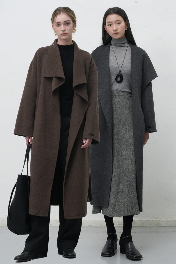세련된 **[25FW] WOMAN 핸드메이드 숄카라 롱코트**는 브라운과 차콜 두 가지 색상으로 출시되었습니다. 울, 폴리에스테르, 나일론, 아크릴, 면 혼방 소재로 제작되어 부드러운 촉감과 두꺼운 두께로 겨울과 봄에 따뜻하게 착용할 수 있습니다. 숄카라 디자인과 루즈핏으로 클래식하면서도 스타일리시한 무드를 연출하며, 벨트 탈부착이 가능하여 다양한 스타일을 소화할 수 있습니다. 롱 기장과 긴 소매가 특징이며, 로고 엠보싱 가죽 패치 디테일이 고급스러움을 더합니다. 출근룩, 모임룩, 데이트룩 등 다채로운 TPO에 맞춰 클래식, 미니멀, 시크 스타일을 연출해보세요.
