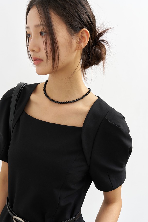 WOMAN(우먼) 볼레로 슬리브 롱 원피스 [2COL]는 여성스러움과 우아함을 동시에 선사하는 롱 원피스입니다. 민트와 블랙 두 가지 색상으로 출시되었으며, 봄, 여름에 착용하기 좋습니다. 볼륨 슬리브 디자인과 허리 라인 강조로 슬림핏을 연출하며, 스퀘어넥 디자인이 세련된 느낌을 더합니다. 신축성 있는 폴리에스테르와 폴리우레탄 혼방 소재로 편안한 착용감을 제공하며, 데이트룩, 모임룩, 소개팅룩 등 다양한 TPO에 활용 가능합니다. 클래식, 미니멀, 로맨틱 스타일을 즐기는 여성에게 추천합니다.
