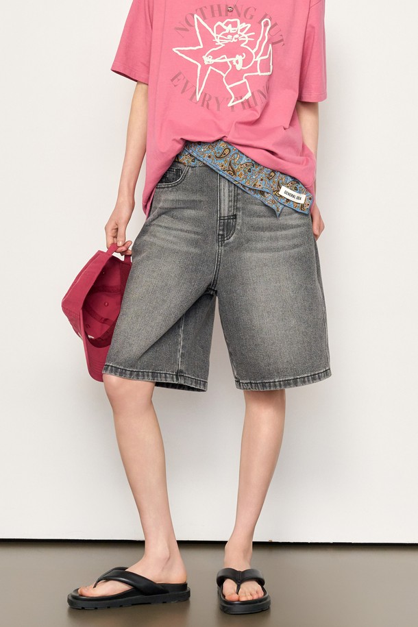 [25FW] WOMAN 와이드 버뮤다 데님 팬츠는 캐주얼한 스타일의 여성용 버뮤다 데님 팬츠입니다. 가을과 겨울에 적합하며, 무지 패턴의 와이드 핏으로 편안한 착용감을 제공합니다. 두꺼운 두께감과 뻣뻣한 촉감의 데님 소재로 제작되었으며, 워싱 가공을 더해 자연스러운 멋을 연출합니다. 가을 나들이룩 또는 겨울 데일리룩에 매치하여 미니멀하고 클래식한 스타일을 완성할 수 있습니다.
