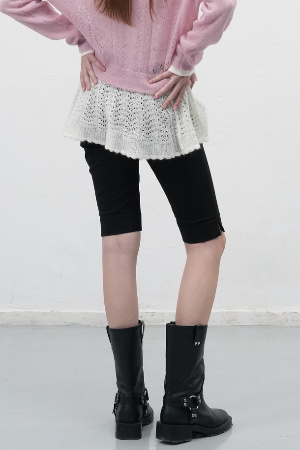 [25FW] WOMAN 스캘럽 미니 레이어드 스커트 [2COL]는 페미닌한 무드의 여성 미니스커트입니다. 아이보리, 블랙 두 가지 색상으로 출시되었으며, 봄, 가을, 겨울 계절에 착용하기 좋습니다. 아크릴, 나일론, 울, 모헤어 혼방 소재로 제작되어 부드러운 촉감을 선사하며, 루즈핏 플레어 실루엣과 스캘럽 패턴, 레이어드 디자인이 특징입니다. 프리미엄 수공예 자수 디테일과 옆면 스트랩, 밴딩 허리, 신축성 있는 소재로 편안함과 세련된 스타일을 동시에 만족시킵니다. 데이트룩, 카페룩, 모임룩 등 다양한 TPO에 클래식, 미니멀, 로맨틱 스타일로 연출해보세요.
