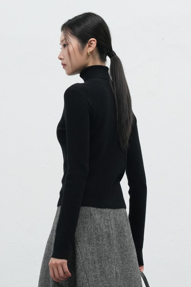 세련된 스타일을 완성해 줄 [25FW] WOMAN 데일리 리브드 터틀넥 풀오버입니다. 부드러운 레이온 혼방 소재로 제작되어 편안한 착용감과 고급스러운 외관을 동시에 선사합니다. 목을 감싸는 터틀넥 디자인으로 따뜻함을 더하며, 슬림핏으로 여성스러운 실루엣을 연출합니다. 화이트, 핑크, 블루, 블랙 4가지 다채로운 컬러로 출시되어 어떤 스타일에도 손쉽게 매치할 수 있습니다. 가을, 겨울 시즌 데일리룩, 오피스룩, 모임룩까지 폭넓게 활용해보세요.
