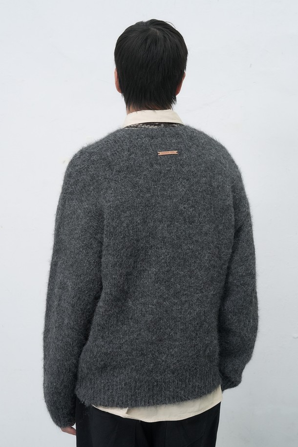 [25FW] MAN 울 블렌드 헤어리 루즈핏 가디건 [3COL]는 남성용 가디건으로, 가을과 겨울에 착용하기 좋은 두꺼운 두께감의 제품입니다. 울 소재를 사용하여 부드러운 촉감을 선사하며, 베이직하고 캐주얼한 스타일을 연출합니다. 루즈핏과 브이넥 디자인으로 편안한 착용감을 제공하며, 긴소매와 헤어리한 무늬가 특징입니다. 출근룩과 모임룩은 물론 캐주얼, 클래식, 미니멀 스타일에도 잘 어울립니다. 그레이 색상으로 다양한 옷에 매치하기 용이합니다.
