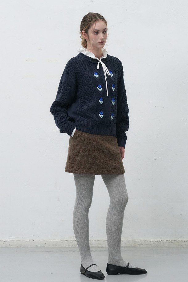 [25FW] WOMAN 플라워 케이블 니트 풀오버는 여성용 상의 니트/스웨터 제품입니다. 네이비, 화이트, 브라운 세 가지 색상으로 제공되며, 가을과 겨울에 따뜻하게 입을 수 있습니다. 울 소재로 제작되어 부드러운 촉감을 선사하며, 플라워 및 케이블 패턴, 자수 디테일이 돋보입니다. 레귤러핏 라운드넥 디자인에 긴소매 기장, 두꺼운 두께감으로 캐주얼하고 클래식한 스타일을 연출합니다.
