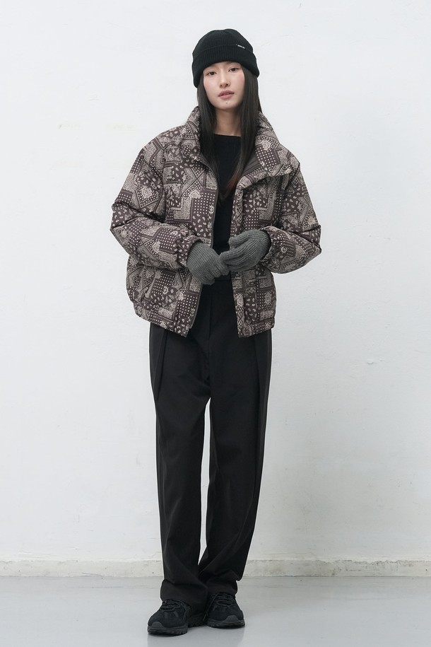 [25FW] UNISEX 에어믹스 페이즐리 푸퍼는 가을, 겨울 시즌에 어울리는 유니섹스 푸퍼입니다. 카키 컬러를 베이스로 페이즐리 패턴이 돋보이며, 캐주얼 및 스트리트 스타일을 모두 소화할 수 있습니다. 에어믹스 소재로 제작되어 부드러운 촉감과 뛰어난 보온성을 제공하며, 오버핏 디자인과 긴소매, 집업 여밈 방식으로 편안하게 착용 가능합니다. 여행룩, 캠핑룩 등 다양한 TPO에 활용 가능하며, 고프코어 스타일 연출에도 좋습니다. 두꺼운 두께감으로 한겨울 추위에도 따뜻하게 몸을 보호해 줍니다.
