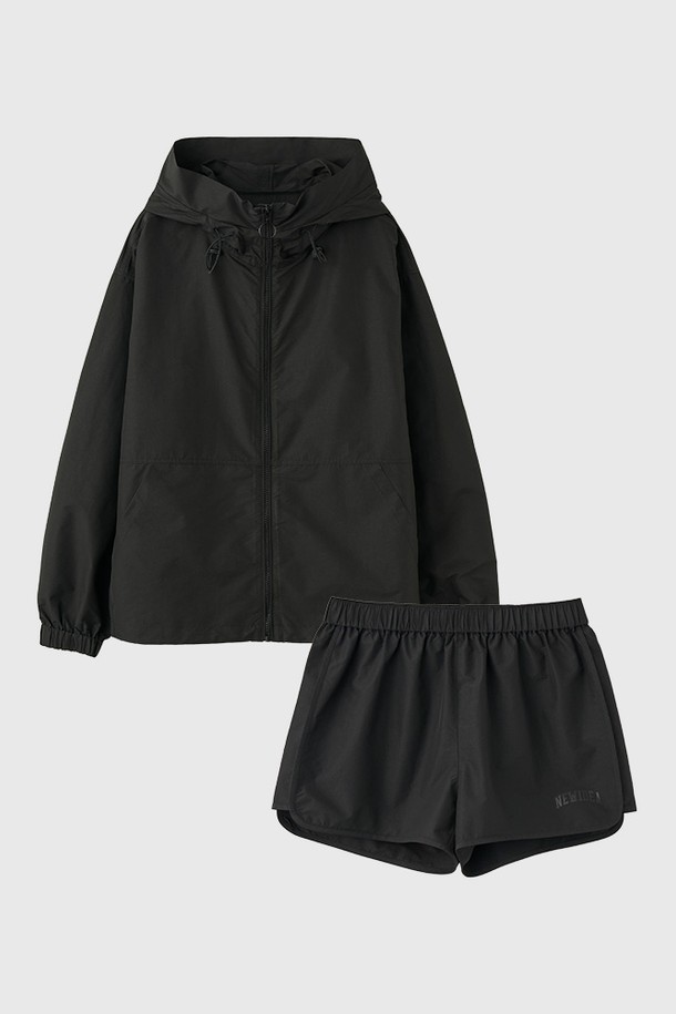 **[25SS] 우먼 패커블 윈드브레이커 세트 [블랙] / WBE1L55531SET**는 여성용 아우터 윈드브레이커 세트입니다. 봄, 가을에 착용하기 좋은 가볍고 부드러운 나일론 소재로 제작되었으며, 발수 기능을 갖춰 쾌적한 착용감을 제공합니다. 루즈핏에 집업 스타일로, 일상, 아웃도어 활동에 적합하며, 후드, 밑단, 허리 스트링 조절로 다양한 핏을 연출할 수 있습니다. 로고 패턴으로 스포티함과 캐주얼한 느낌을 동시에 선사하며, 수납용 파우치가 포함되어 휴대 및 보관이 용이합니다. 산책, 여행, 등산 등 다양한 TPO에 맞춰 스타일리시하게 연출할 수 있는 미니멀한 디자인의 윈드브레이커 세트입니다.
