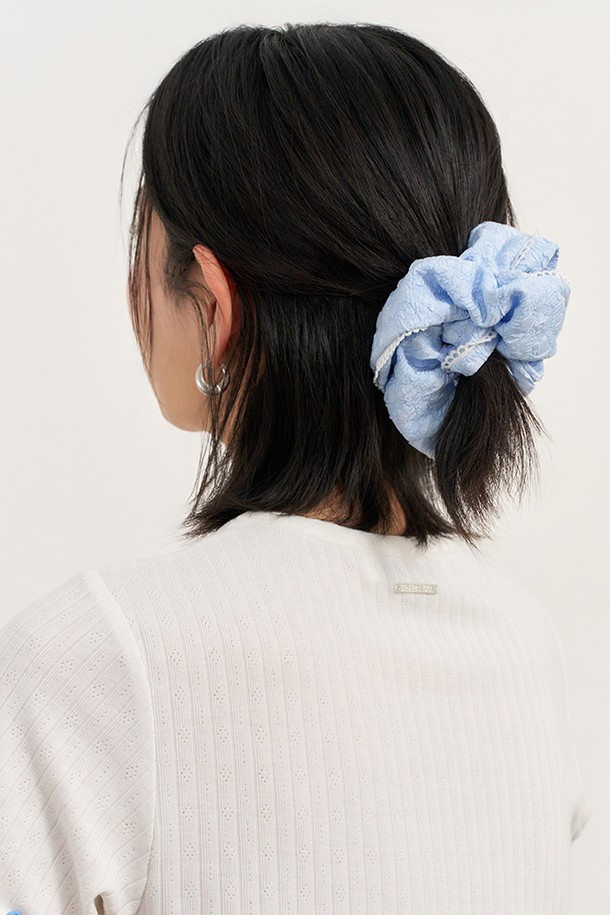 WOMAN 링클 볼륨 스크런치 [3COL]는 링클 원단을 사용하여 볼륨감 있는 디자인을 연출해 주는 여성 헤어 액세서리입니다. 신축성 좋은 밴드로 제작되어 편안한 착용감을 선사하며, 플라워 패턴과 진주, 레이스 장식이 더해져 러블리하고 페미닌한 무드를 자아냅니다. 봄, 여름 데이트룩, 카페룩, 봄 소풍룩에 로맨틱, 걸리시, 클래식 스타일을 더해 보세요. 화이트, 스카이블루, 블랙 세 가지 컬러로 출시되어 다양한 스타일에 매치하기 좋습니다. 소재는 폴리에스테르와 스판덱스를 사용하여 부드러운 착용감을 느낄 수 있습니다.
