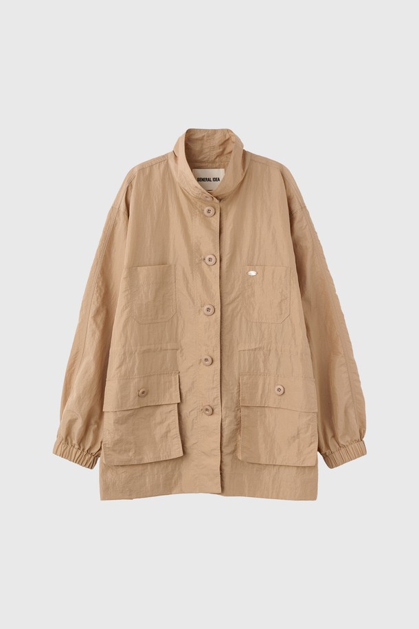 25SS 시즌 [WOMAN 글로시 페미닌 윈드브레이커]는 베이지 색상의 하프 기장 윈드브레이커입니다. 얇은 두께의 나일론 소재로 제작되었으며, 글로시한 원단감과 컬러 매칭 지퍼 디테일이 돋보입니다. 허리 스트링과 4개의 3D 포켓이 특징이며, 페미닌하고 클래식한 무드를 연출할 수 있는 여성용 아우터입니다.
