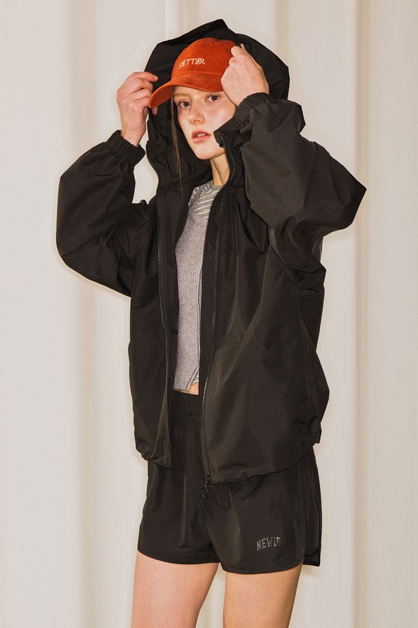 **[25SS] 우먼 패커블 윈드브레이커 세트 [블랙] / WBE1L55531SET**는 여성용 아우터 윈드브레이커 세트입니다. 봄, 가을에 착용하기 좋은 가볍고 부드러운 나일론 소재로 제작되었으며, 발수 기능을 갖춰 쾌적한 착용감을 제공합니다. 루즈핏에 집업 스타일로, 일상, 아웃도어 활동에 적합하며, 후드, 밑단, 허리 스트링 조절로 다양한 핏을 연출할 수 있습니다. 로고 패턴으로 스포티함과 캐주얼한 느낌을 동시에 선사하며, 수납용 파우치가 포함되어 휴대 및 보관이 용이합니다. 산책, 여행, 등산 등 다양한 TPO에 맞춰 스타일리시하게 연출할 수 있는 미니멀한 디자인의 윈드브레이커 세트입니다.
