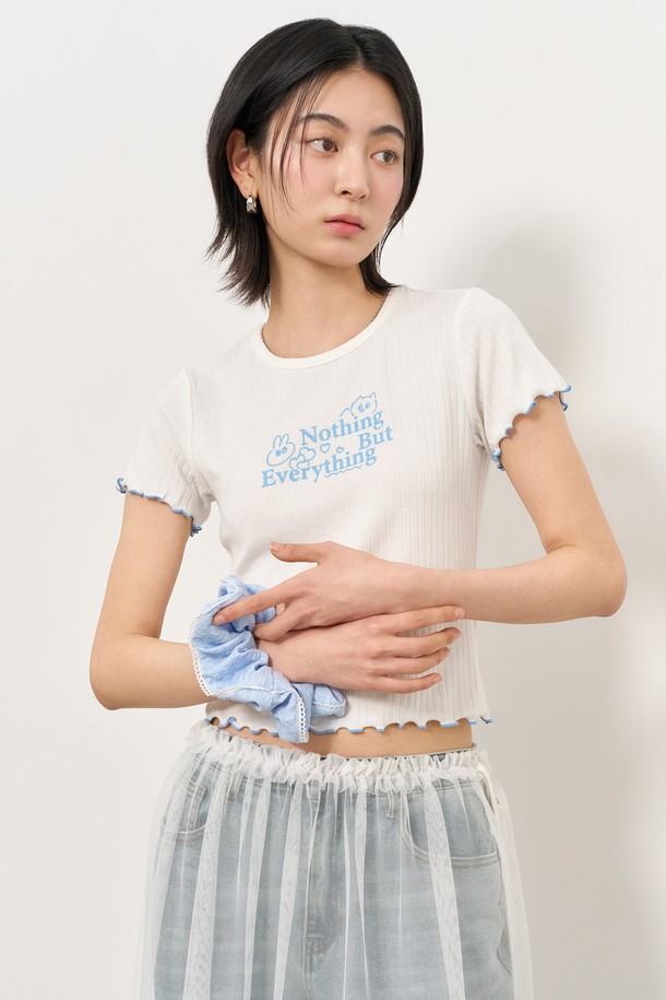 WOMAN 링클 볼륨 스크런치 [3COL]는 링클 원단을 사용하여 볼륨감 있는 디자인을 연출해 주는 여성 헤어 액세서리입니다. 신축성 좋은 밴드로 제작되어 편안한 착용감을 선사하며, 플라워 패턴과 진주, 레이스 장식이 더해져 러블리하고 페미닌한 무드를 자아냅니다. 봄, 여름 데이트룩, 카페룩, 봄 소풍룩에 로맨틱, 걸리시, 클래식 스타일을 더해 보세요. 화이트, 스카이블루, 블랙 세 가지 컬러로 출시되어 다양한 스타일에 매치하기 좋습니다. 소재는 폴리에스테르와 스판덱스를 사용하여 부드러운 착용감을 느낄 수 있습니다.
