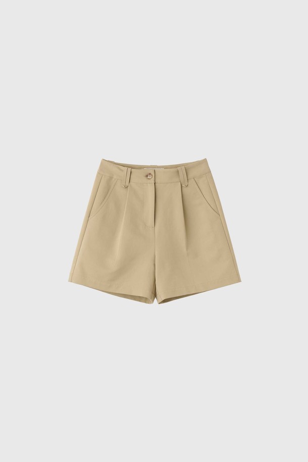 [25SS] WOMAN 코튼 핀턱 쇼츠 [BEIGE] (우먼 코튼 핀턱 쇼츠 [베이지])는 미니멀하고 클래식한 스타일의 여성용 쇼츠입니다. 부드러운 면 소재에 핀턱 디테일을 더해 세련된 실루엣을 연출하며, 얇은 두께감으로 봄, 여름 시즌에 시원하게 착용할 수 있습니다. 유니크한 벨트 고리와 뒤 포켓의 자개 로고 리벳이 포인트이며, 화이트 컬러는 약간의 비침이 있을 수 있습니다. 스탠다드핏으로 편안하게 착용 가능하며, 데이트룩, 카페룩, 쇼핑룩 등 다양한 TPO에 활용하기 좋습니다.
