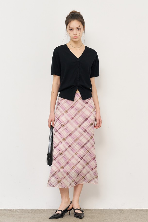 [25SS] WOMAN 텐셀 이지 하프 가디건 [블랙]은 부드러운 텐셀 소재로 제작되어 얇고 시원한 착용감을 선사합니다. 베이직한 디자인의 블랙 컬러 하프 기장 가디건으로, 봄, 여름 시즌 일상복으로 활용하기 좋습니다. 반소매 디자인과 레귤러 핏으로 편안하게 착용할 수 있으며, V넥 라인이 세련된 느낌을 더합니다. 미니멀, 캐주얼, 클래식 스타일을 모두 소화할 수 있는 이지웨어입니다.
