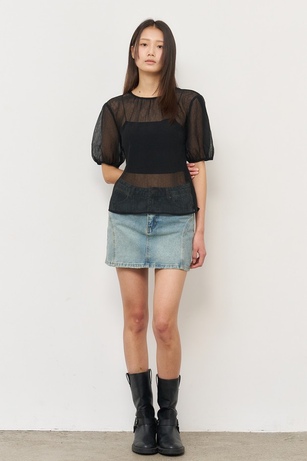 여성스러운 무드의 시스루 플라워 스카프 블라우스입니다. 얇고 부드러운 시폰 소재에 라운드넥 디자인으로, 봄과 여름에 시원하게 착용하기 좋습니다. 블랙 컬러에 플라워 디테일이 더해져 페미닌한 분위기를 연출하며, 데일리룩에 포인트를 더해줍니다.
