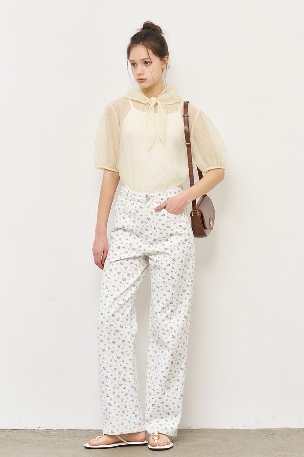 "WOMAN 시스루 플라워 스카프 블라우스"는 페미닌하고 엘레강스한 무드를 연출하는 여성 블라우스입니다. 은은하게 비치는 시스루 소재에 플라워 자카드 패턴이 더해져 로맨틱한 분위기를 자아내며, 스카프 세트와 루즈핏 디자인으로 편안하면서도 세련된 스타일을 완성합니다. 크림, 스카이블루, 블랙 3가지 컬러로 출시되었으며, 봄, 여름, 가을에 데일리하게 착용하기 좋습니다.
