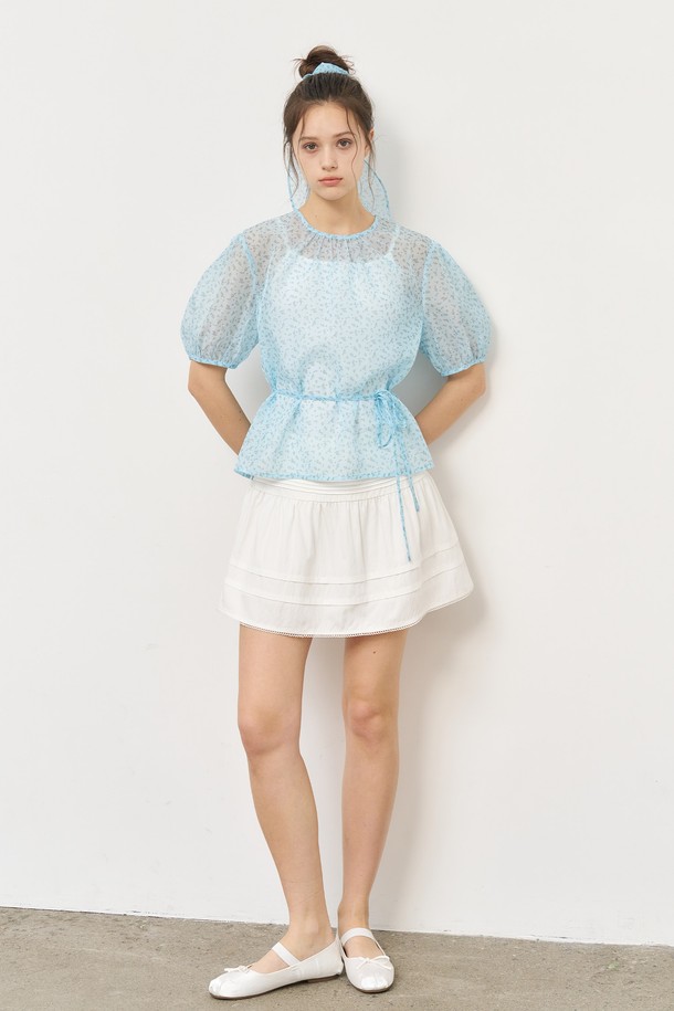 "WOMAN 시스루 플라워 스카프 블라우스 [3COL] / WBE2L03528"는 여성스러운 무드의 플라워 패턴이 돋보이는 블라우스입니다. 시스루 소재와 볼륨 소매 디자인으로 은은한 여성스러움을 강조하며, 스카프와 벨트 세트 구성으로 다양한 스타일 연출이 가능합니다. 크림, 스카이블루, 블랙 3가지 컬러로 출시되어 봄, 여름, 가을 데일리 및 캐주얼 룩에 활용하기 좋습니다.
