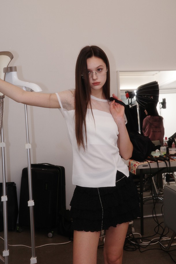 WOMAN 시스루 슬릿 니트 풀오버 [2COL]는 페미닌하고 모던한 스타일을 연출하는 여성 의류입니다. 얇은 두께감의 레이온, 폴리에스테르, 린넨 혼방 소재로 제작되어 부드러운 촉감을 선사하며, 시스루 디자인과 슬릿 디테일이 특징입니다. 민소매 디자인과 라운드넥으로 시원함을 더하고, 슬림핏으로 여성스러운 실루엣을 강조합니다. 데이트룩, 카페룩, 여행룩 등 다양한 TPO에 활용 가능하며, 미니멀, 로맨틱, 클래식 스타일을 즐기는 분들께 추천합니다. 블랙과 화이트 두 가지 색상으로 만나보세요.
