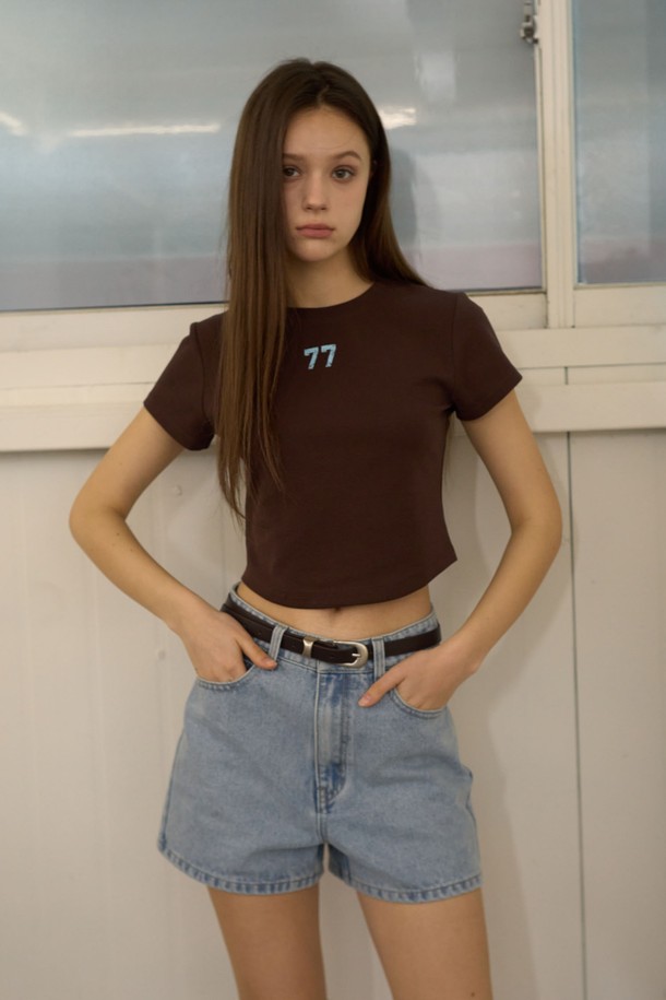 WOMAN 워싱 데님 쇼츠 [2COL]는 여성용 데님 쇼츠로, 봄과 여름 시즌에 어울리는 캐주얼 스타일입니다. 면과 폴리에스테르 혼방 소재의 무지 디자인이며, 스탠다드핏의 숏 기장으로 편안하게 착용할 수 있습니다. 화이트와 블루 두 가지 색상으로 출시되었으며, 브랜드 로고 자수와 버튼 디테일을 더해 포인트를 주었습니다.
