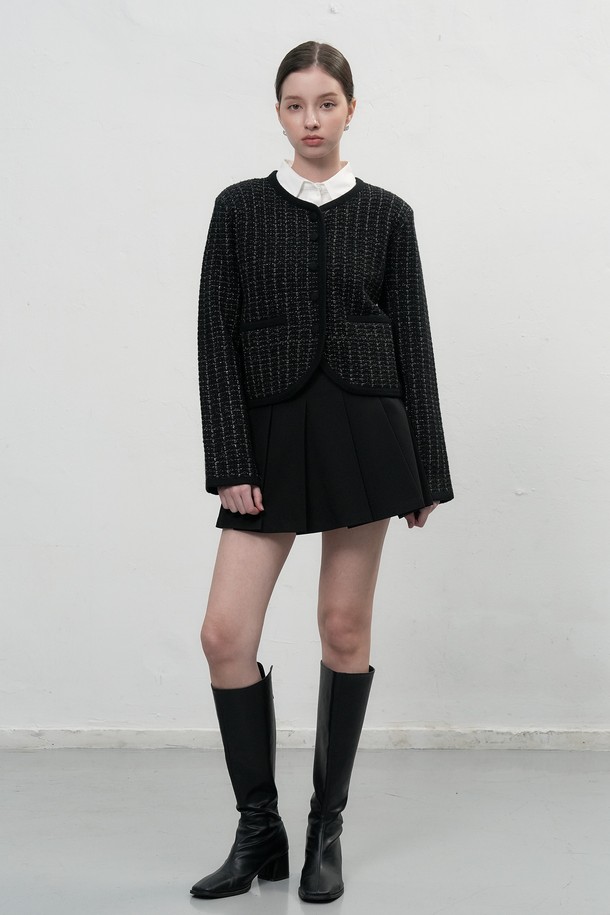 25FW WOMAN 뉴클래식 트위드 재킷은 가을과 겨울 시즌, 여성 고객을 위해 디자인된 클래식하고 우아한 무드의 아우터입니다. 블랙 컬러의 트위드 소재로 제작되었으며, 크롭 기장과 싱글 버튼 여밈, 레귤러 핏으로 세련된 실루엣을 연출합니다. 칼라 디테일이 특징이며, 데이트룩, 오피스룩, 모임룩 등 다양한 TPO에 활용 가능합니다. 미니멀하고 시크한 스타일을 선호하는 고객에게 적합하며, 뻣뻣한 촉감과 두꺼운 두께감으로 고급스러운 분위기를 더합니다.
