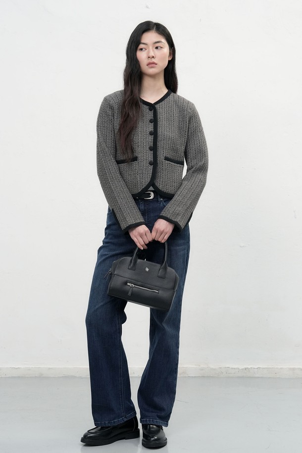 [25FW] WOMAN 뉴클래식 트위드 재킷은 여성스러운 라인을 살려주는 세미 크롭 기장의 클래식 트위드 재킷입니다. 차콜 블랙 컬러의 스탠다드핏으로, 봄, 가을, 겨울 시즌에 걸쳐 데이트룩, 오피스룩, 모임룩 등 다양한 TPO에 활용하기 좋습니다. 메탈 트위드 소재와 약간 두꺼운 두께감으로 탄탄한 촉감을 선사하며, 신축성 있는 소재로 편안한 착용감을 제공합니다. 긴 소매와 버튼 여밈 방식, 그리고 비침 없는 디자인으로 미니멀하면서도 시크한 스타일을 연출할 수 있습니다.
