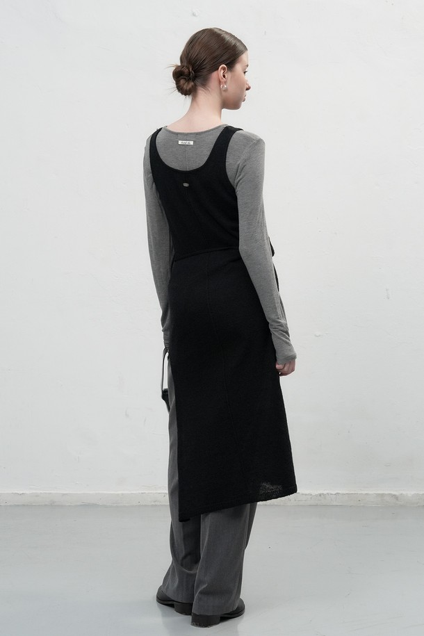 **[25FW] WOMAN 울 시스루 레이어드 원피스 [3COL]**

여성스러운 무드를 연출하는 울 시스루 레이어드 원피스입니다. 크림, 모카, 블랙 세 가지 색상으로 출시되었으며, 봄, 가을, 겨울에 입기 좋습니다. 얇은 두께감의 헤어리한 촉감과 시스루 소재가 특징이며, 뒤판 네크라인 자개 단추 디테일이 돋보입니다. 스탠다드핏으로 편안하게 착용 가능하며, 데이트룩, 모임룩, 카페룩 등 다양한 TPO에 활용할 수 있습니다. 클래식, 미니멀, 로맨틱 스타일을 즐겨 입는 고객에게 추천합니다.
