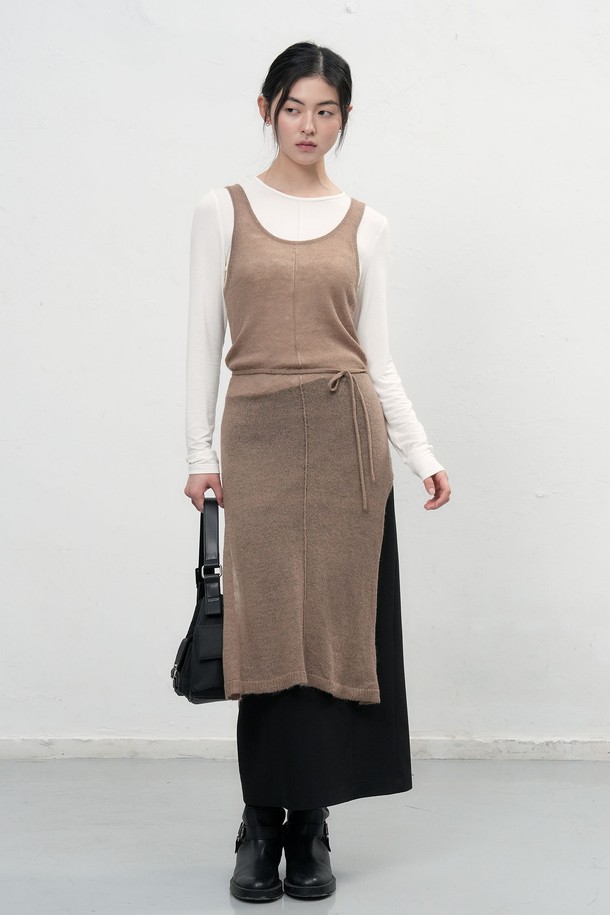 "[25FW] 우먼 울 시스루 레이어드 원피스 [3COL]"는 부드러운 울 소재로 제작된 여성용 레이어드 원피스입니다. 가을과 겨울에 어울리는 얇은 두께감과 긴 소매 기장으로, 시스루 디테일이 은은한 포인트를 더합니다. 미니멀하고 베이직한 스타일로, A라인 치마 핏과 라운드넥 디자인이 특징입니다. 브라운, 화이트, 블랙 세 가지 색상으로 출시되어, 겨울 데일리룩에 클래식한 무드를 연출하기 좋습니다. 루즈핏으로 편안하게 착용할 수 있으며, 부드러운 촉감이 특징입니다.
