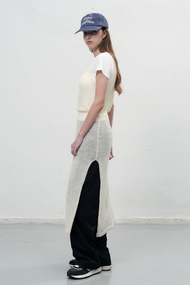 [25FW] 우먼 울 시스루 레이어드 원피스는 가을, 겨울 시즌을 위한 여성용 원피스입니다. 모던하고 미니멀한 스타일로, 일상, 데이트룩, 모임룩, 겨울 데일리룩에 모두 잘 어울립니다. 울 소재의 부드러운 촉감과 얇은 두께감, H라인의 레귤러핏으로 편안한 착용감을 선사합니다. 시스루 소재와 레이어드 디자인이 특징이며, 라운드넥과 긴소매로 클래식, 미니멀, 시크한 스타일을 연출할 수 있습니다. 3가지 색상으로 출시되었습니다.
