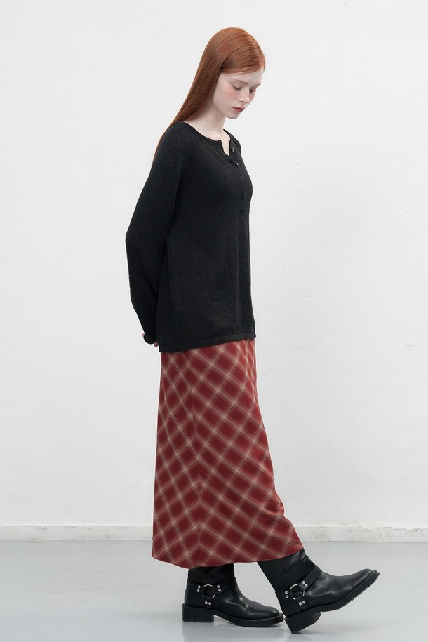 "[25FW] WOMAN 울 시스루 헨리넥 풀오버"는 가을과 겨울, 겨울 데일리룩 연출에 적합한 여성용 니트/스웨터입니다. 베이직한 스타일의 레귤러핏으로, 얇은 두께감의 울 소재와 부드러운 촉감이 특징입니다. 헨리넥 디자인과 긴 소매 기장, 무지 패턴, 시스루 디테일이 클래식, 미니멀, 시크한 무드를 자아냅니다. 일상에서 세련된 스타일을 연출하고 싶은 여성에게 추천하는 아이템입니다.
