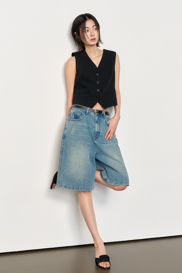 [25FW] WOMAN 와이드 버뮤다 데님 팬츠 [3COL]는 여성들을 위한 와이드핏 버뮤다 데님 팬츠입니다. 블루, 그레이, 블랙 세 가지 색상으로 출시되어, 다양한 스타일 연출이 가능합니다. 봄, 여름 시즌에 적합하며, 데님 소재 특유의 편안함과 무지 디자인으로 캐주얼한 분위기를 냅니다. 동네 마실룩, 여행룩, 휴가룩 등 TPO에 구애받지 않고, 캐주얼, 미니멀, 클래식 스타일을 모두 소화할 수 있는 활용도 높은 아이템입니다. 5부 기장의 와이드핏으로 다리가 길어 보이는 효과를 주며, 데님 워싱 디테일로 포인트를 더했습니다.
