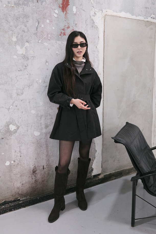 [25FW] WOMAN 하이넥 사파리 하프 재킷 [2COL]은 여성용 아우터로, 캐주얼하고 베이직한 스타일을 연출합니다. 봄, 가을에 착용하기 좋으며, 라이트 카키와 블랙 두 가지 색상으로 제공됩니다. 하이넥 칼라와 허리 벨트 디테일이 특징이며, 자켓 드레스 스타일링 또한 가능합니다. 힙을 덮는 하프 기장에 루즈핏으로 편안하게 착용할 수 있으며, 신축성 있는 면, 나일론 혼방 소재에 안감을 더해 스탠다드 두께감으로 제작되었습니다. 데이트룩, 봄 소풍룩에 적합한 미니멀, 클래식 스타일의 사파리 재킷입니다.
