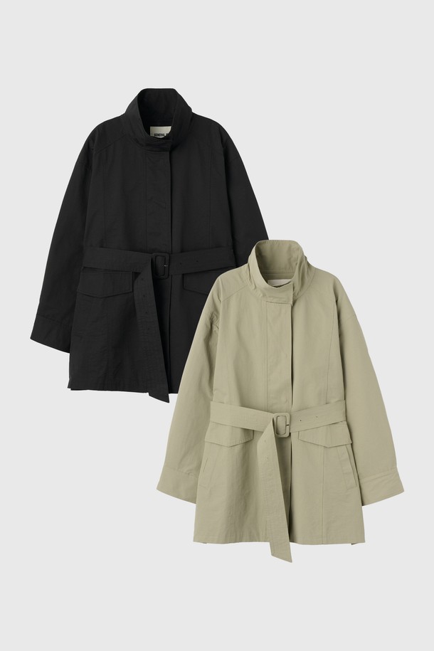 **[25FW] WOMAN 하이넥 사파리 하프 재킷 [2COL]**

가을, 봄 시즌에 어울리는 여성용 하프 기장의 사파리 재킷입니다. 라이트 카키와 블랙 두 가지 색상으로 출시되어 다양한 코디에 활용하기 좋습니다. 하이넥 칼라와 허리 디테일이 돋보이며, 벨트 스타일링으로 허리 라인을 강조할 수 있습니다. 힙을 덮는 기장감과 안감 처리로 편안하면서도 스타일리시하게 연출 가능하며, 캐주얼, 미니멀, 클래식 스타일을 모두 소화할 수 있습니다. 일상, 산책, 가을 나들이 등 다양한 TPO에 적합합니다.
