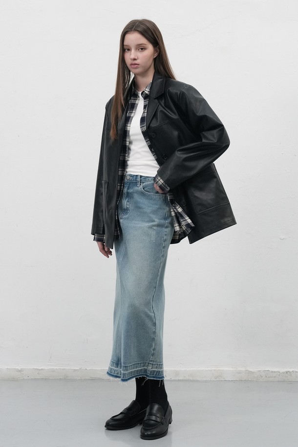 [25FW] WOMAN 워싱 데님 롱 스커트 [2COL]는 가을, 겨울 시즌을 위한 여성 롱 스커트입니다. 데님 소재에 워싱 디테일을 더해 캐주얼하고 베이직한 스타일을 연출하며, H라인 핏으로 레귤러핏을 제공합니다. 두꺼운 두께감과 뻣뻣한 촉감으로 안정감 있는 착용감을 선사하며, 데이트룩이나 겨울 데일리룩에 활용하기 좋습니다. 미니멀한 스타일을 선호하는 분들께 추천합니다.
