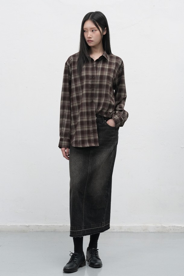 [25FW] 우먼 워싱 데님 롱 스커트 [2COL]는 캐주얼하고 베이직한 스타일의 여성용 데님 롱 스커트입니다. 블루, 브라운 두 가지 색상으로 제공되며, 사계절 내내 활용 가능합니다. 면, 레이온, 폴리에스테르 혼방 소재로 제작되어 뻣뻣한 촉감을 가지며, 스트레이트 핏과 워싱 처리로 자연스러운 멋을 더했습니다. 백 슬릿, 로고 코튼 버튼, 가죽 텍스처 디테일이 특징이며, 동네 마실룩이나 여행룩에 적합합니다.
