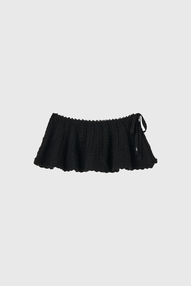 [25FW] WOMAN 스캘럽 미니 레이어드 스커트 [2COL]는 페미닌한 무드를 연출하는 여성용 미니스커트입니다. 아이보리(Ivory)와 블랙(Black) 두 가지 색상으로 출시되었으며, 봄, 가을, 겨울 계절에 착용하기 좋습니다. 얇은 두께감의 플레어 핏 레이어드 치마로, 부드러운 촉감과 경량 소재가 특징입니다. 프리미엄 수공 자수 디테일과 신축성 있는 밴딩 허리, 비침 방지 기능으로 편안함과 스타일을 동시에 잡았습니다. 데이트룩, 카페룩, 모임룩 등 다양한 TPO에 클래식, 미니멀, 로맨틱 스타일로 연출할 수 있습니다.
