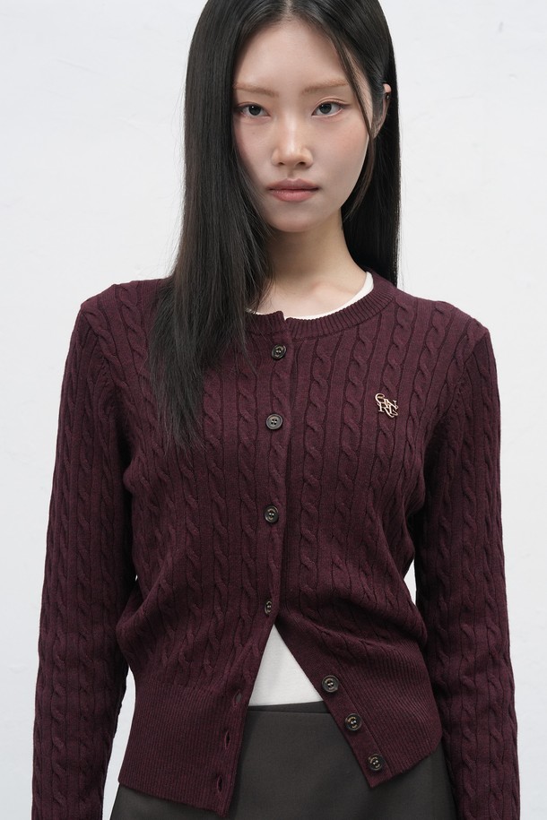**[25FW] WOMAN GNRL 시그니처 슈퍼파인 울 케이블 가디건 [5COL] / WBD3L04505**

부드러운 촉감의 [25FW] WOMAN GNRL 시그니처 슈퍼파인 울 케이블 가디건입니다. 슈퍼파인 울 소재를 사용하여 보온성과 착용감이 뛰어나며, 라운드 넥 디자인과 레귤러핏으로 편안하게 착용할 수 있습니다. 베이직한 스타일의 케이블 패턴 가디건으로, 데이트룩, 겨울 데일리룩 등 다양한 TPO에 활용하기 좋습니다. 버건디, 네이비, 카키, 차콜 등 4가지 컬러로 출시되었으며, 로고 엠보싱 버튼 디테일과 신축성 있는 소재로 활동성을 더했습니다. 긴 소매 기장과 스탠다드 두께감으로 간절기부터 겨울까지 따뜻하게 입을 수 있습니다.
