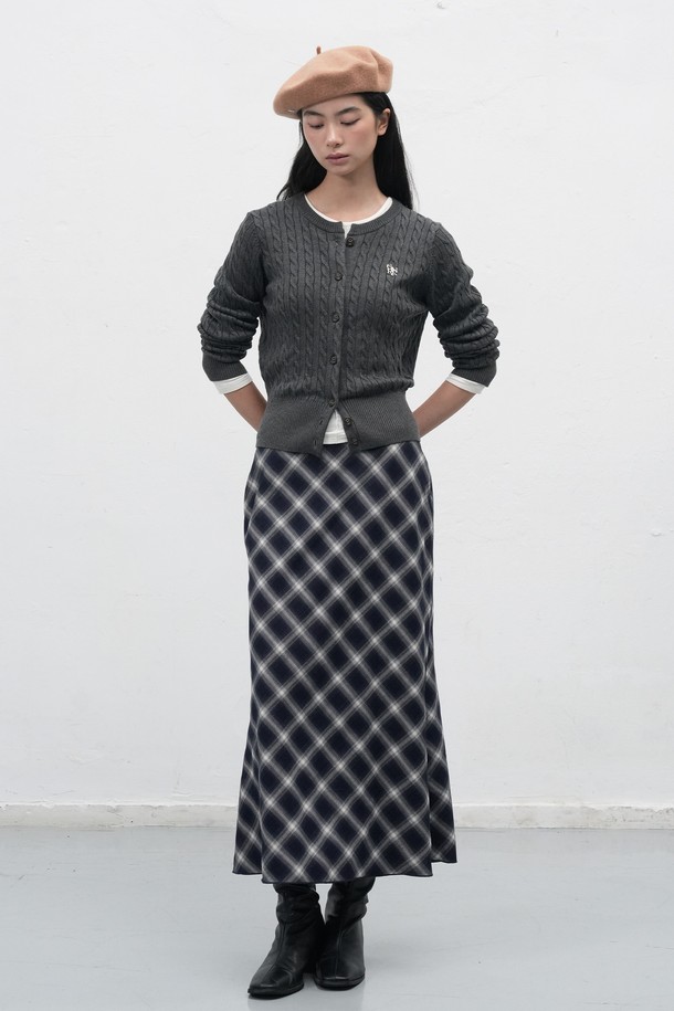 [25FW] WOMAN GNRL 시그니처 슈퍼파인 울 케이블 가디건 [5COL]은 베이직하고 클래식한 스타일을 추구하는 여성 고객을 위한 가디건입니다. 슈퍼파인 울 소재를 사용하여 부드러운 촉감과 뛰어난 보온성을 자랑하며, 봄, 가을, 겨울 세 계절 모두 활용 가능합니다. 허리 라인을 살려주는 넓은 밑단 디자인과 시그니처 실루엣이 특징이며, 버건디, 네이비, 카키, 차콜, 블랙 5가지 다채로운 색상으로 만나보실 수 있습니다. 다크브라운 로고 각인 버튼이 포인트로 들어가 고급스러운 분위기를 더하며, 출근룩이나 겨울 데일리룩에 활용하기 좋습니다.
