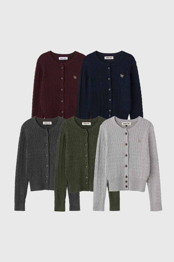 [25FW] WOMAN GNRL 시그니처 슈퍼파인 울 케이블 가디건 [5COL] / WBD3L04505는 여성들을 위한 상의, 가디건입니다. 봄, 가을, 겨울에 착용하기 좋으며, 베이직하고 클래식한 스타일을 연출합니다. 슈퍼파인 울 소재로 제작되어 부드러운 촉감과 신축성을 제공하며, 레귤러핏과 라운드넥 디자인으로 편안하게 착용할 수 있습니다. 허리 라인을 살려주는 실루엣과 다크브라운 브랜드 버튼 디테일이 돋보이며, 케이블 패턴과 4가지 다채로운 컬러(버건디, 네이비, 카키, 차콜)로 만나볼 수 있습니다. 비침 걱정 없이 깔끔하게 착용 가능한 긴소매 기본 두께의 가디건입니다.
