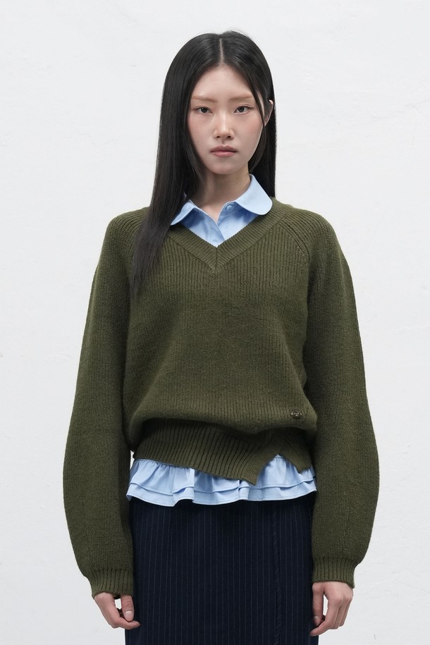 **[25FW] WOMAN 브이넥 슬릿 하찌 니트 풀오버 [3COL] /WBE3L05531**

여성스러운 무드를 연출하는 [25FW] WOMAN 브이넥 슬릿 하찌 니트 풀오버입니다. 아이보리, 차콜, 카키 3가지 색상으로 출시되었으며, 가을, 겨울 시즌에 적합합니다. 루즈핏으로 편안함을 선사하며, 두꺼운 두께감의 하찌 패턴이 포근함을 더합니다. 비대칭 슬릿 디테일과 벨 소매 디자인이 특징이며, 브랜드 로고 디테일로 포인트를 주었습니다. 베이직 스타일로 다양한 겨울 데일리룩, 모임룩, 카페룩에 활용하기 좋습니다.
