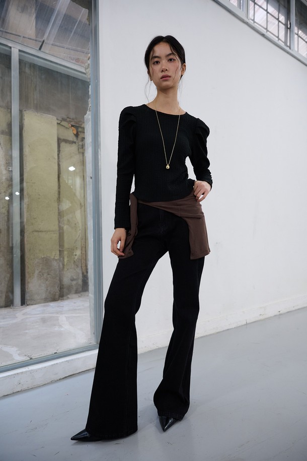 [25FW] WOMAN 부츠컷 워싱 데님 팬츠는 가을, 겨울 시즌을 위한 여성 데님 팬츠입니다. 캐주얼, 미니멀, 클래식 스타일을 모두 아우르는 디자인으로, 워싱 디테일이 돋보이는 레귤러핏 부츠컷이 특징입니다. 데님 소재 특유의 편안한 착용감과 무지 디자인으로 다양한 상의와 손쉽게 매치할 수 있습니다. 가을 나들이룩이나 겨울 데일리룩 등 폭넓은 TPO에 활용하여 스타일리시함을 더해보세요.
