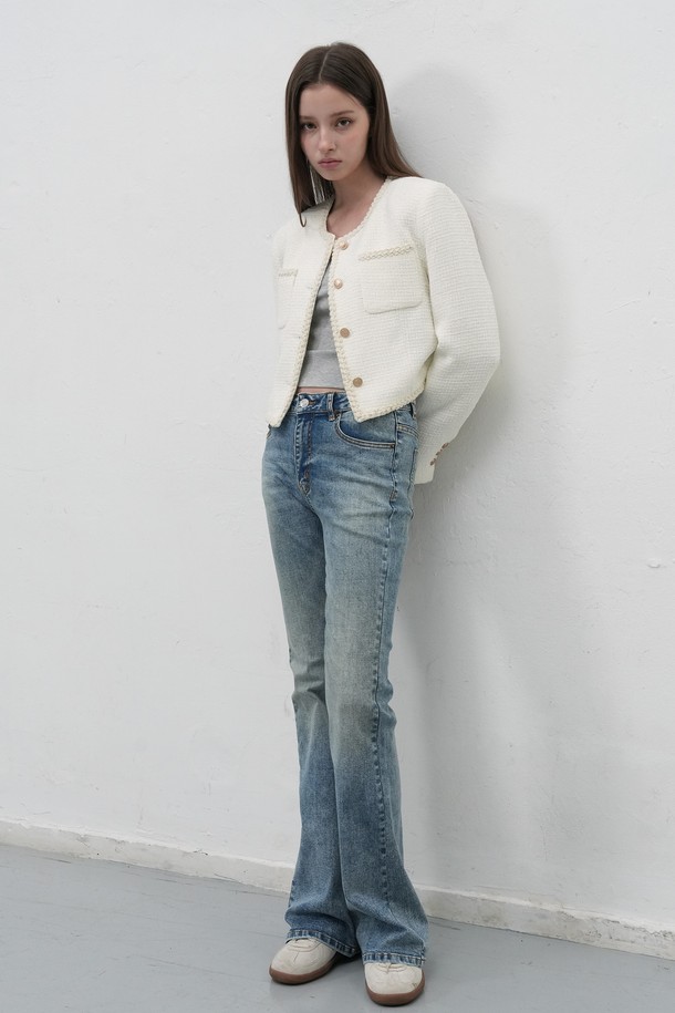 [25FW] WOMAN 부츠컷 워싱 데님팬츠 [3COL] / WBE3L11509는 여성 고객을 위한 베이직하고 캐주얼한 스타일의 데님 팬츠입니다. 봄, 가을, 겨울에 착용하기 좋으며, 라이트블루, 다크네이비, 블랙 세 가지 컬러로 제공됩니다. 부드러운 촉감의 면, 폴리에스테르, 폴리우레탄 혼방 소재로 제작되었으며, 신축성이 있어 편안한 착용감을 선사합니다. 빈티지 워싱 효과와 백 로고 패치 디테일이 특징이며, 슬림핏 부츠컷 디자인으로 다리가 길어 보이는 효과를 줍니다. 데이트룩, 쇼핑룩 등 다양한 TPO에 맞춰 캐주얼, 미니멀, 클래식 스타일을 연출할 수 있습니다.
